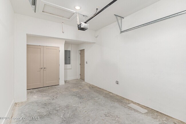 Building Photo - 1605 Par St NE
