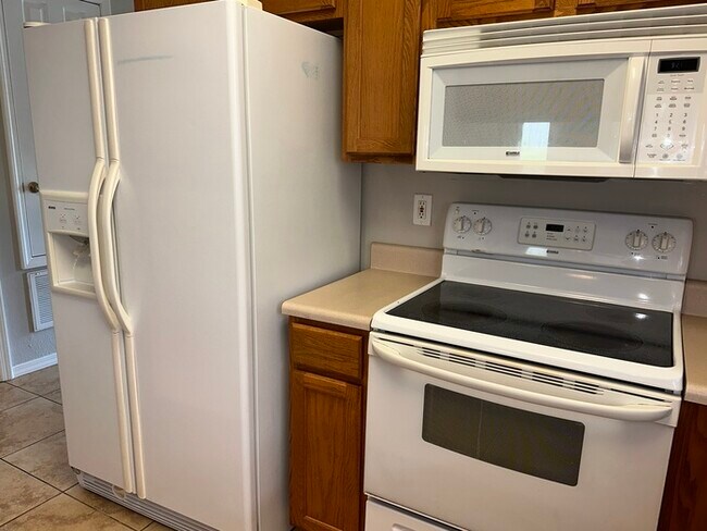 Building Photo - Cute 2/2 with garage and a nice size Flori...