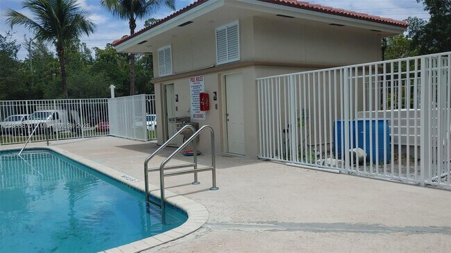 Building Photo - 1165 Golden Lakes Blvd