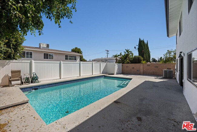 Building Photo - 18113 Bromley St
