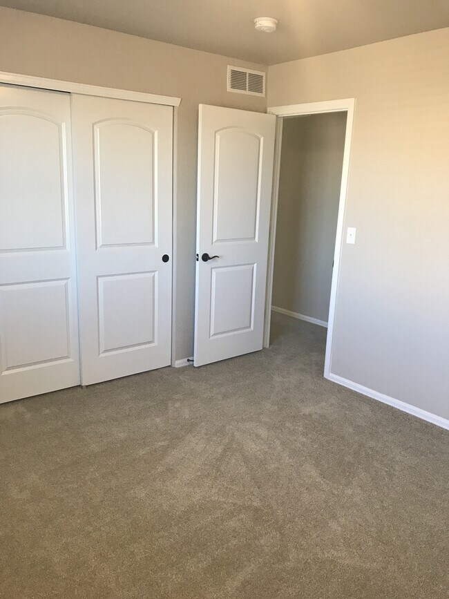 Building Photo - Nice house, 4 bedroom with Mountain Views in Windsor!