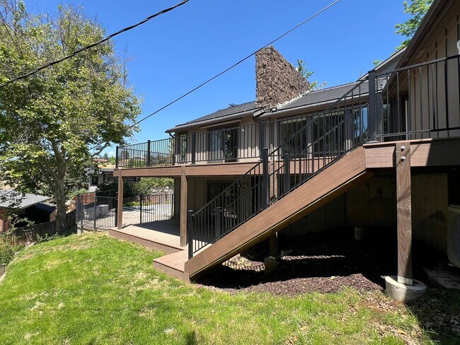 Building Photo - Fantastic 4 bed 3 bath home in the Highlan...