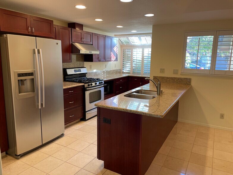 Building Photo - 2118 Pinehurst Ct