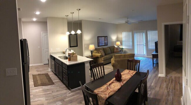 Primary Photo - 1445 Broadcloth St