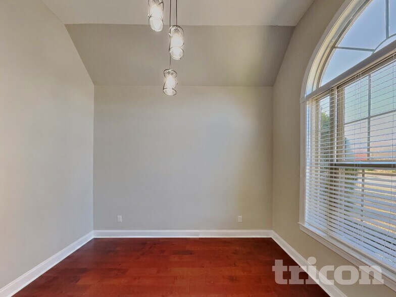 Building Photo - 585 Smoky Mountains Dr