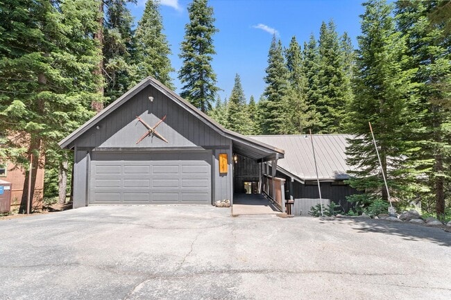 Building Photo - SKI LEASE: Ranch Home with Garage & Gas Fireplace!