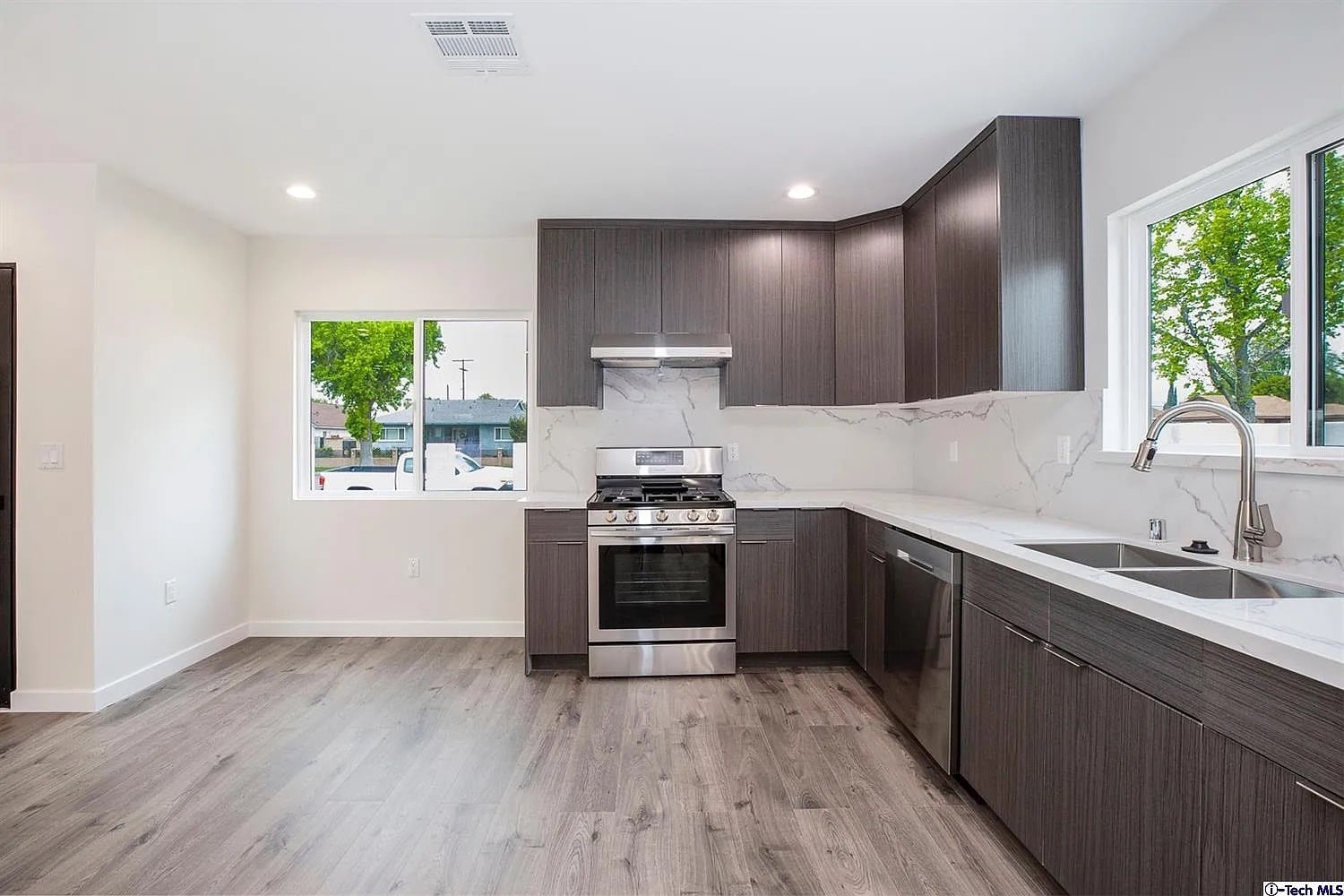 Building Photo - 10422 Woodley Ave