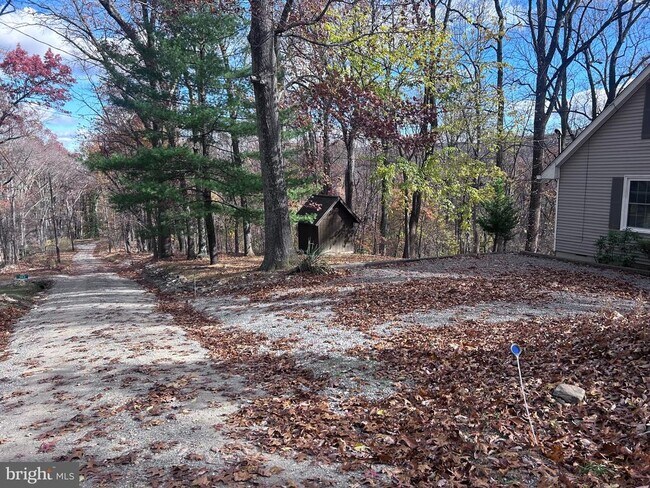 Building Photo - 132 Pinecrest Ln