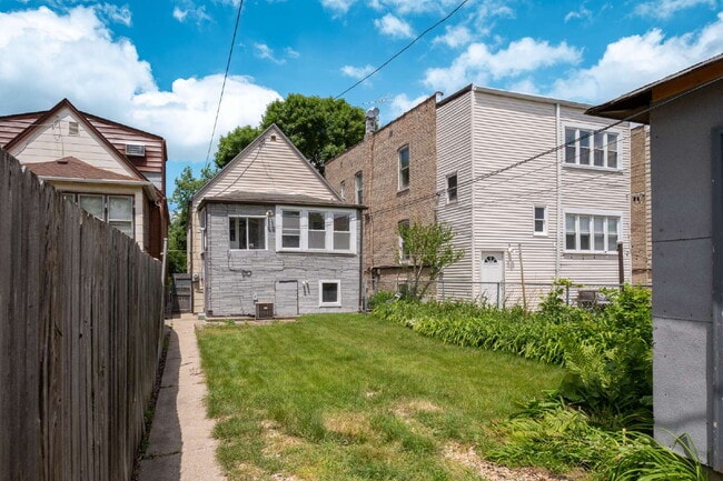 Building Photo - Beautiful 4 Bed 2 Bath home in the heart of Irving Park!