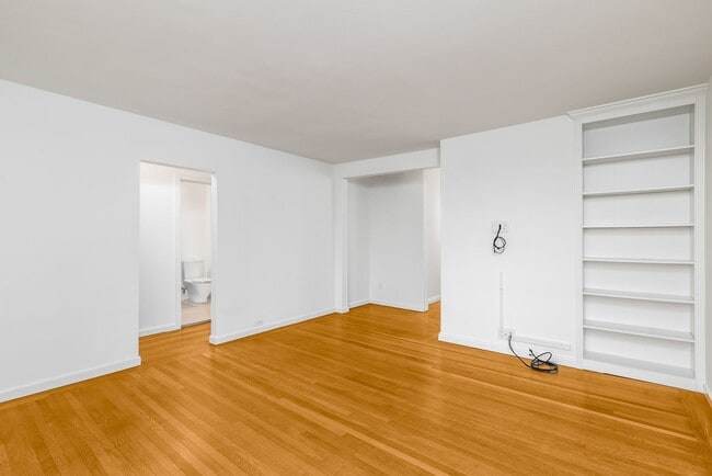 Building Photo - Noe Valley: Top Floor 2 bed 1 ba Condo w/ Finished Attic, Tandem Parking, W/D In-Unit, and Shared...