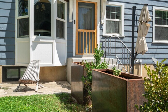 Building Photo - Charming 4 Bed, 2/5 Bath East Bench House
