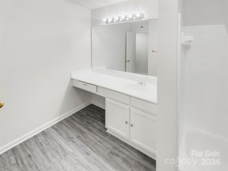 Primary/Shared Bathroom, Opposite View - 6003 Treetop Ct