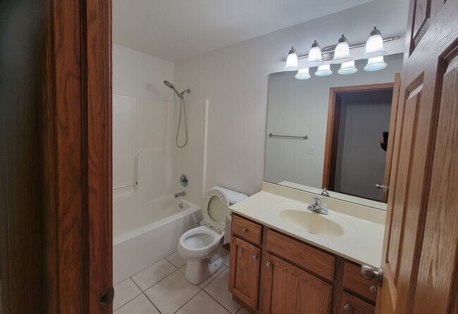 Building Photo - Beautiful 2BR/2BA Luxury Home- Free Month w/13 mo Lease!