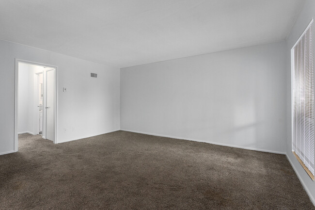 Building Photo - 418 W 89th St