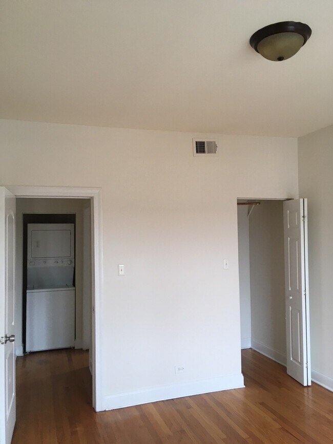 Building Photo - 2-Bedroom, Top-Floor Condo in North Rogers Park