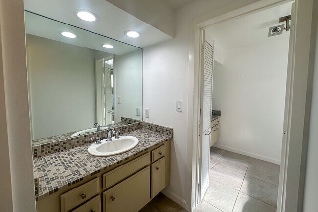 Building Photo - An Enchanted View Townhome