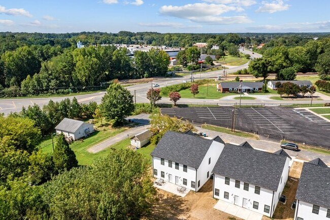 Building Photo - Salisbury Townhome w/ Garage