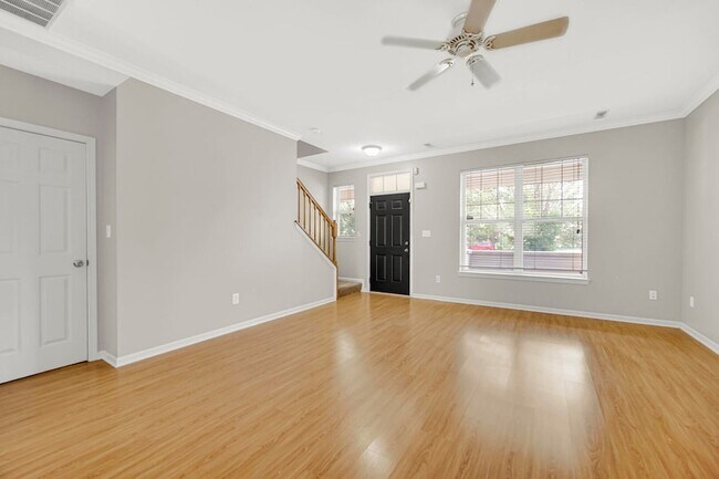 Building Photo - 318 Village Square