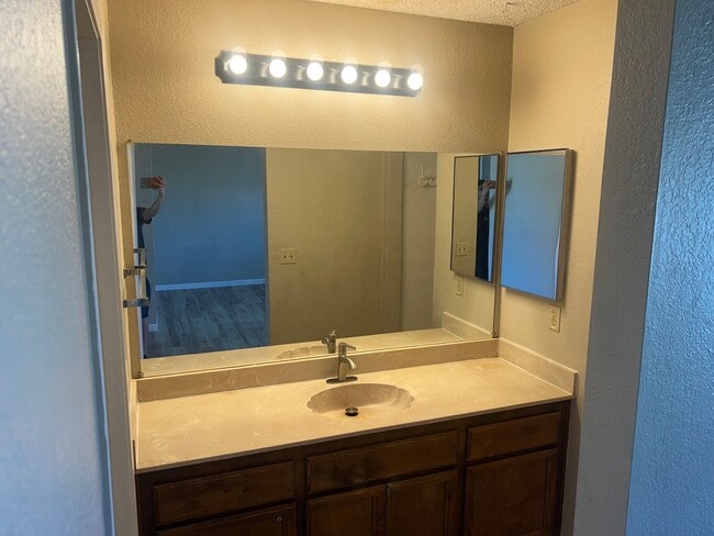 Building Photo - Spacious & Updated 4BD/2.5BA Home in Prime...