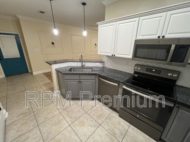 Building Photo - 8429 Florida Blvd