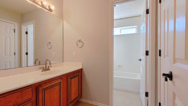 Building Photo - Magnificent 4 Bedroom, 2.5 Bath in Rio Rancho!