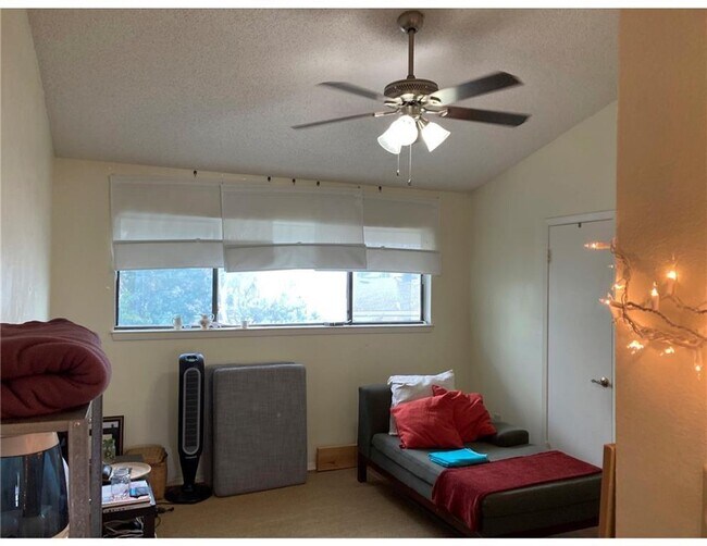 Building Photo - 806 W 24th St