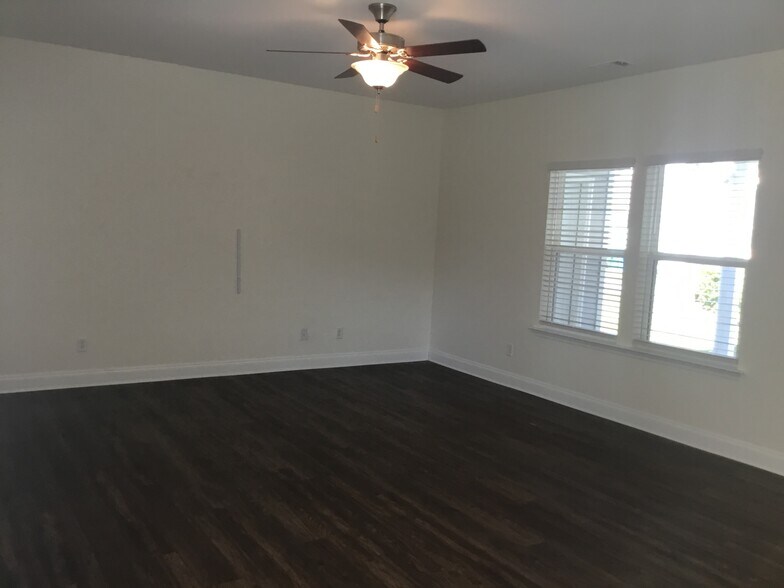 Building Photo - 324 Crabapple Cir