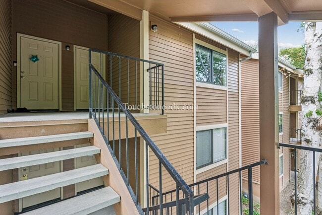 Building Photo - Light Filled Clackamas Condo with Covered Balcony and Community Amenities