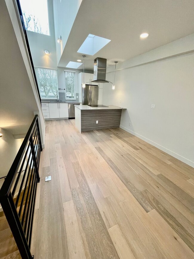 Building Photo - Exceptional Fremont Townhome - Amazing Loc...