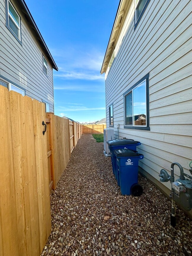 Building Photo - Bright & Modern in NW Redmond