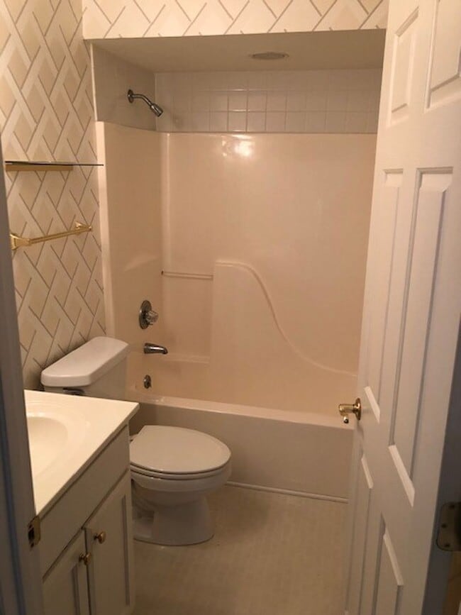 Building Photo - READY TO MOVE IN! 2 Beds 2 Baths! Price ad...
