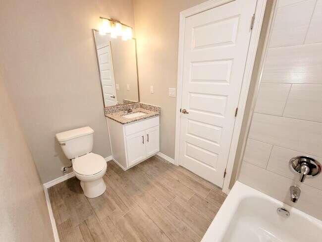 Building Photo - "Spacious 3-Bedroom Haven with Elegant Granite Touches in Weslaco!"