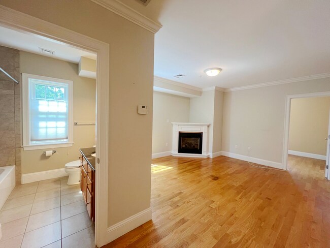 Building Photo - AVAILABLE NOW! Elegant 3-Bed Condo in Prim...