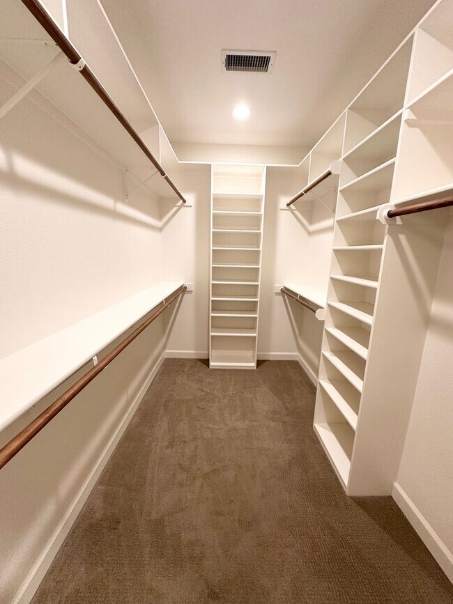 Building Photo - Stunning 3 Bed 2 Bath Ready To Rent ASAP!