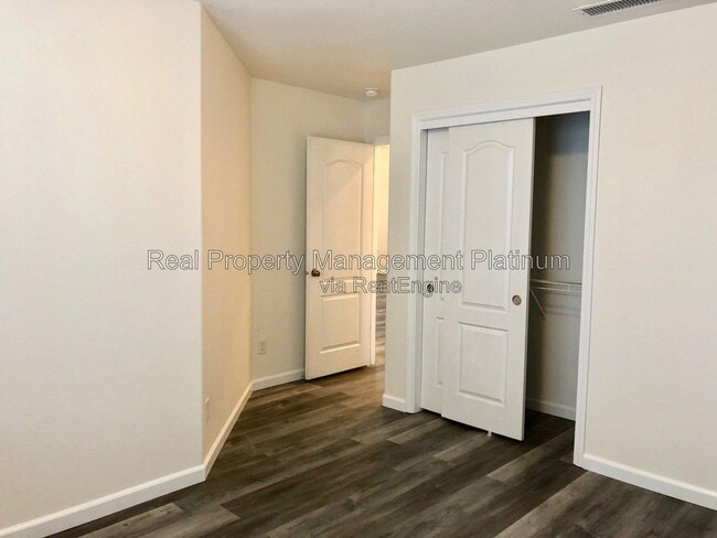Building Photo - 2667 Santa Ana Ave