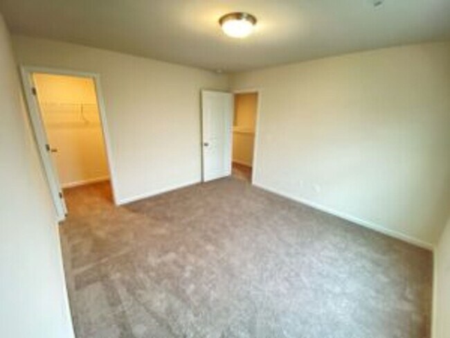Building Photo - Like New in Longview!