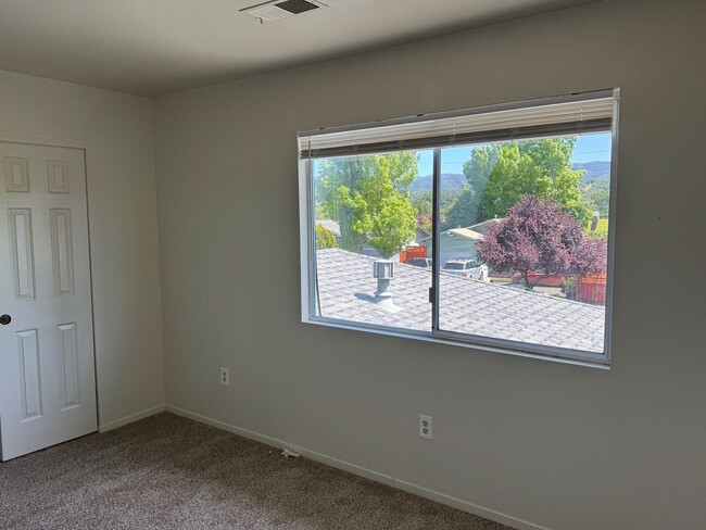 Building Photo - Charming 3 bedroom 1.5 bathroom Two story Town House with an attached garage.