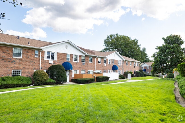 Building Photo - 460 Old Town Rd