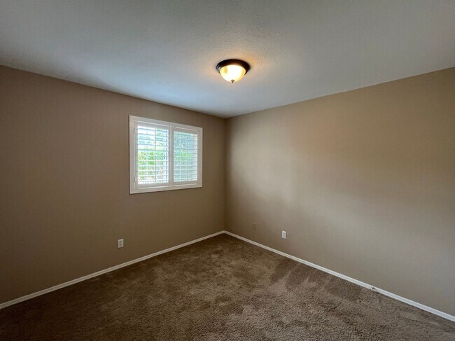 Building Photo - 4 Bedroom Home Near N McQueen Rd and E Cha...