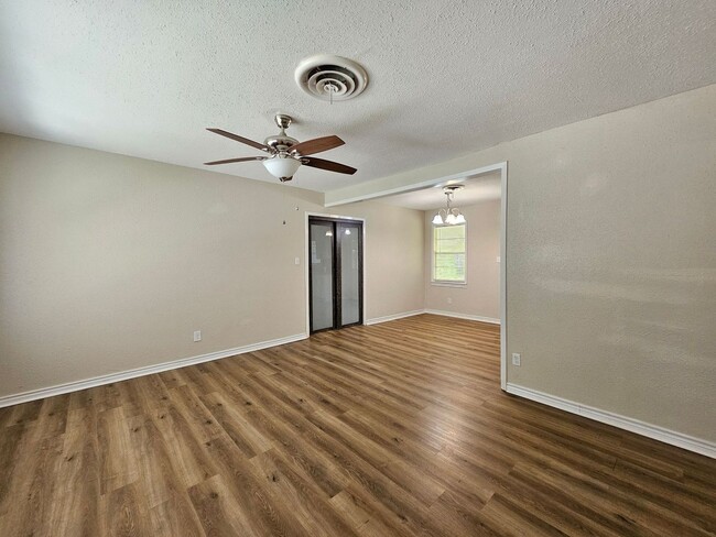 Building Photo - HUGE PRICE REDUCTION & READY FOR MOVE IN - AVAILABLE NOW!