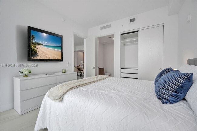 Building Photo - 17550 Collins Ave