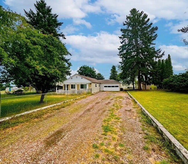 Building Photo - Beautifully remodeled 3-bedroom, 2-bathroo...