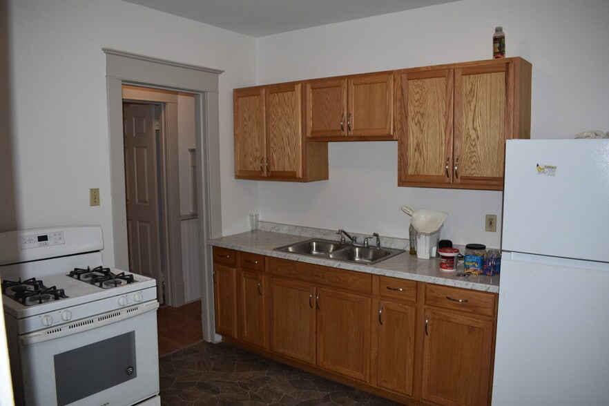 Kitchen - 547 W 5th St