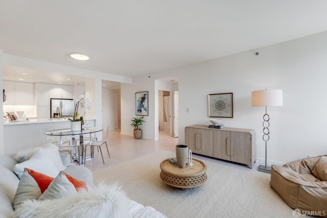 Building Photo - 260 King St