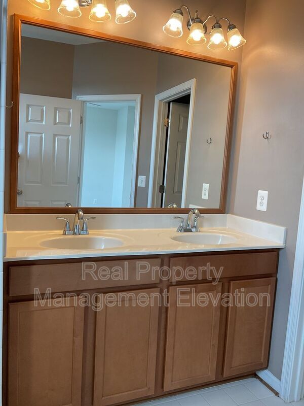 Building Photo - 111 Kingsley Dr