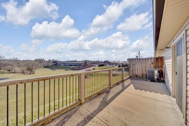 Building Photo - Hillrise Apartment 1 BR/1.5 Bath One Level with Attached Garage