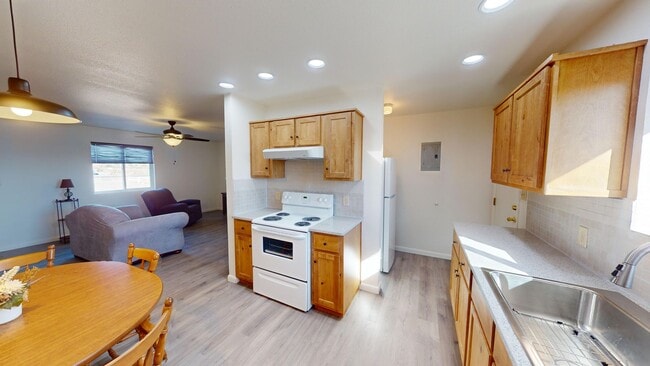 Building Photo - 2 Bedroom - 1 Bath Fully Furnished Apartment