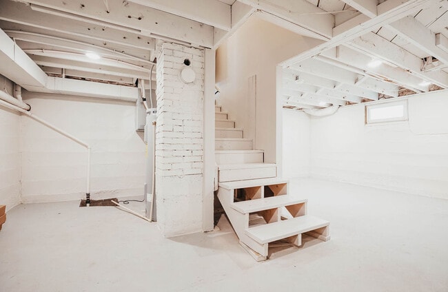 Building Photo - 1337 S Florence Ave