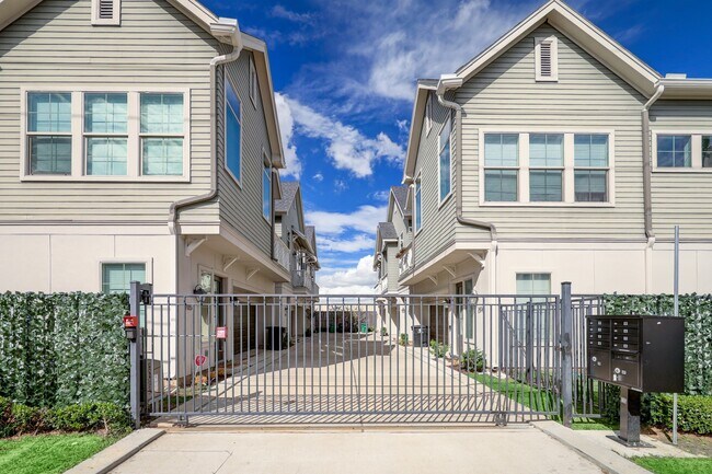 Building Photo - 2119 Naomi St