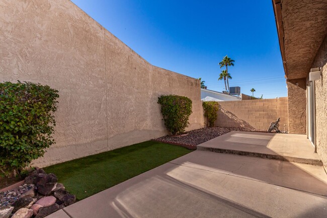 Building Photo - Discover Your Oasis in Scottsdale